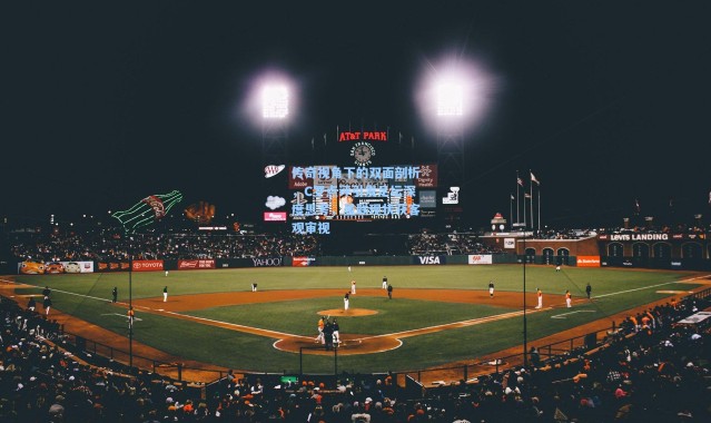 壹号娱乐：传奇视角下的双面剖析，C罗点评引发足坛深度思考，曼联现状获客观审视